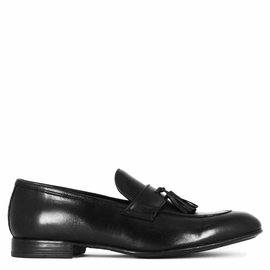 Leonardo Elegant Men'S Loafer In Soft Black Leather With Tassels