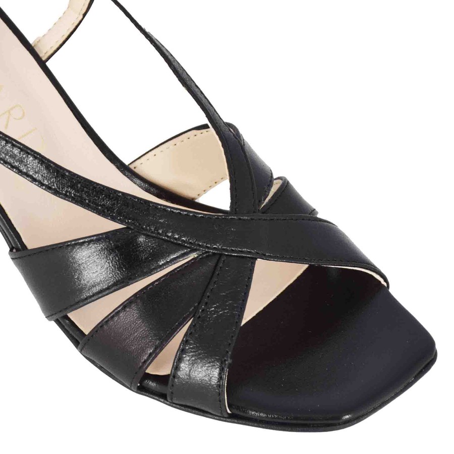 Leonardo Classic Women'S Sandal In Black Leather With Bands